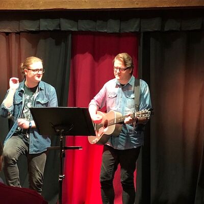 Bild vergr&ouml;&szlig;ern: musikalische Begleitung am Abend, das Duo Gemini