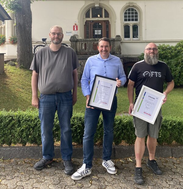 Bild vergr&ouml;&szlig;ern: Siegerteam Kirchhundem 2025 und Vertreter des Schützenvereins Würdinghausen